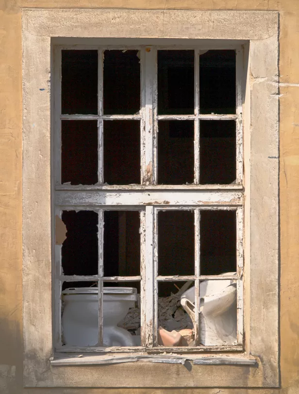 Toilette im Fenster